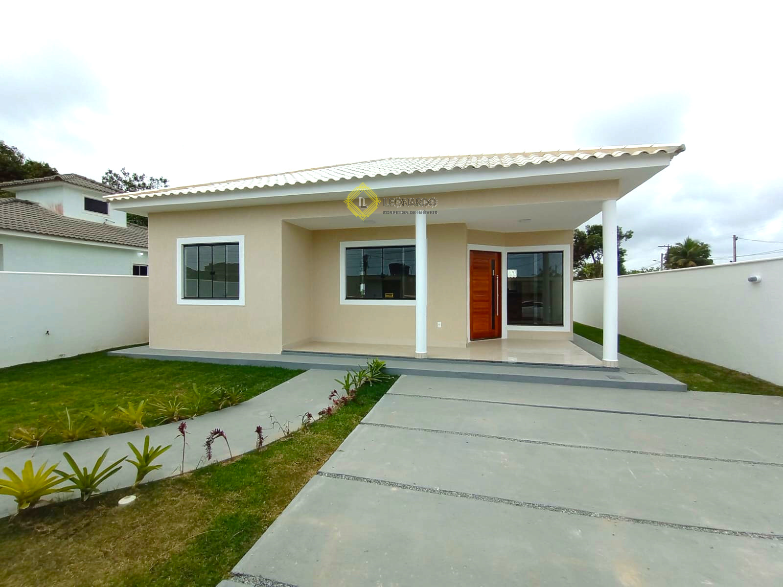 LINDA CASA COM TERRENO DE 440M2 EM ITAIPUAÇU