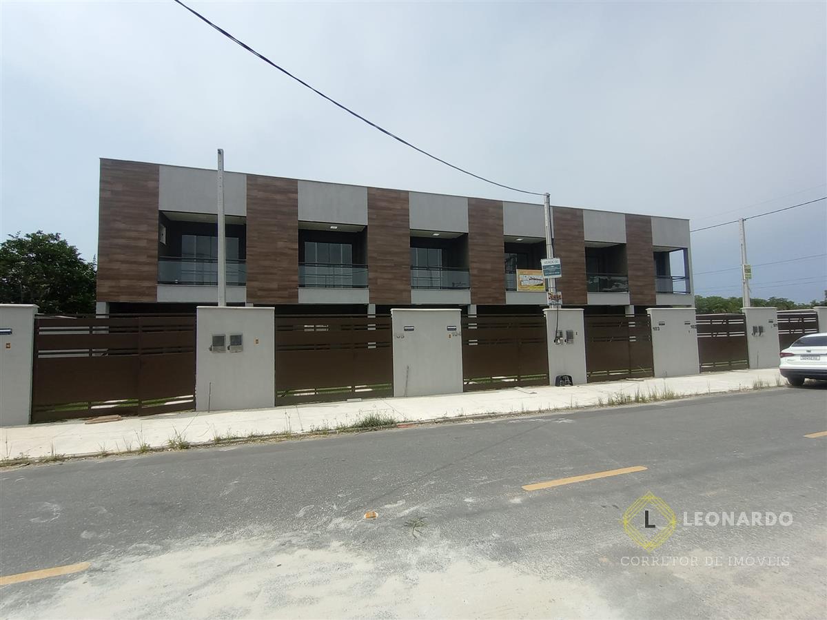 CASA DUPLEX COM 2QTS MUITO BEM LOCALIZADO